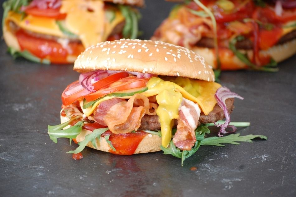 Burger de luxe mit Bacon und Avocadocreme im Waldhaus im Wildpark Schwarze Berge