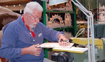 Kunsthandwerker sägt eine Holzplatte