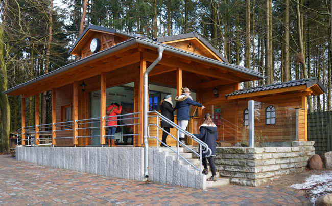 Frettchenbahnhof im Wildpark Schwarze Berge, Frettchen, Bahnhof, neues zu Hause, Tiere zum Anfassen, neues Gehege, staunende Gäste